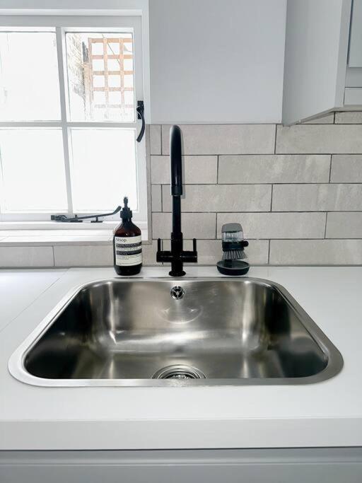 דירות לונדון Londwell, Luxe And Leaves, Chelsea Flat With Private Garden מראה חיצוני תמונה