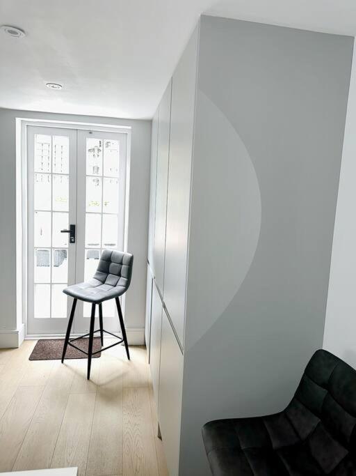 דירות לונדון Londwell, Luxe And Leaves, Chelsea Flat With Private Garden מראה חיצוני תמונה