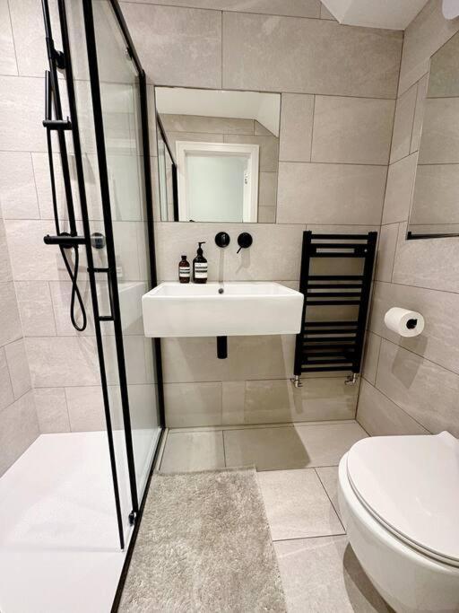 דירות לונדון Londwell, Luxe And Leaves, Chelsea Flat With Private Garden מראה חיצוני תמונה