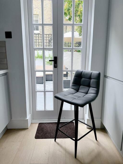 דירות לונדון Londwell, Luxe And Leaves, Chelsea Flat With Private Garden מראה חיצוני תמונה